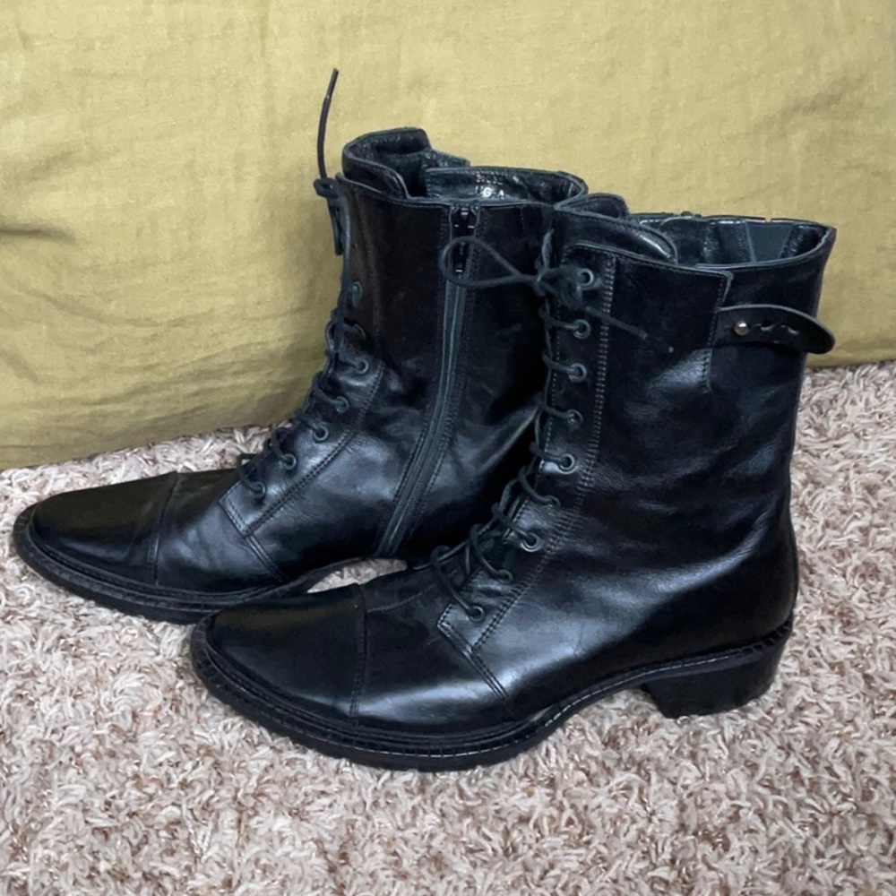 Amazing leather boots. Made in Italy, Kenneth Cole.